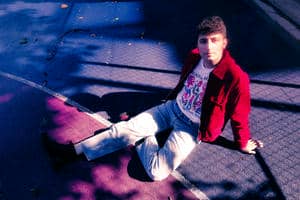 Carlos Gris y el flirteo nostálgico de “Dolor de espalda”