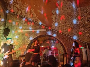 Alison Darwin y Denisdenis en la Musik