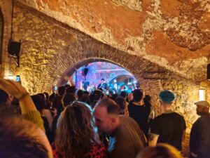 Alison Darwin y Denisdenis en la Musik